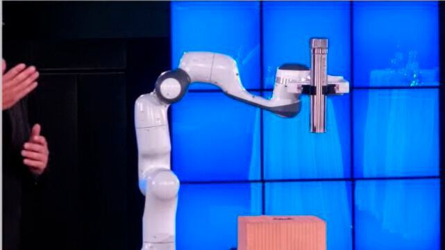Grundsteinlegung mit Roboter: In der digitalen Fabrik der Zukunft arbeitet eine KI mit einem Körper.(Bild:  TUM)