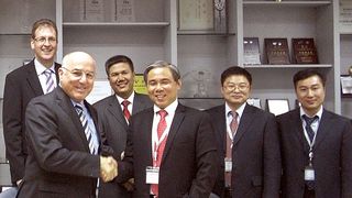 Peiker Acustic hat im März 2013 einen Lizenzvertrag für eine Entwicklungskooperation mit dem chinesischen Tier-1-Lieferanten Desay SV Automotive unterzeichnet. Bei der Vertragsunterzeichnung dabei waren Reinhard Kromer-von Baerle, Peiker-Geschäftsführer (l.), Andreas Peiker, Vorsitzender der Geschäftsführung (2.v.l.) und Tan Choomlin, Geschäftsführer Desay SV Automotive (4.v.l.). (Foto: Peiker)