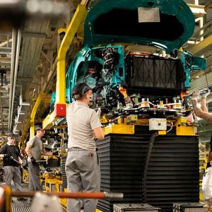 Später wird dem Leaf das Fahrwerk untergeschnallt.(Bild:  Nissan)