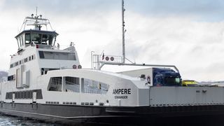 Die von Siemens in Kooperation mit dem Schiffbauer Fjellstrand ausgestattete weltweit erste elektrische Auto- und Passagierfähre wurde in Betrieb genommen. Mit ihren drei Batteriepaketen, eines an Bord und eines in jedem Hafen, fährt sie vollständig emissionsfrei. (Bild: Siemens)