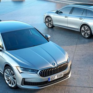 Ab Mitte November ist der neue Skoda Superb als Kombi für knapp über 38.000 Euro erhältlich. Anfang 2024 kommt dann die 1.000 Euro günstigere Limousine auf den Markt. (Bild:  Skoda)