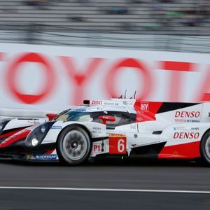 „Beim Thema Hybrid haben wir uns zu Beginn als Basis beispielsweise die Batterien aus der Serie genommen. Wir mussten diese dann natürlich noch an die speziellen Anforderungen des Rennsports anpassen. Unsere Weiterentwicklungen sind wieder in die Serie zurückgeflossen, sodass beide Seiten voneinander profitiert haben“, erklärt Toyota-Motorsport Projektleiter John Litjens.
