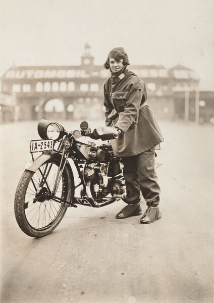 Ein Beispiel für frühes Sponsoring durch Continental: Die Motorradfahrerin Susanne Koerner vor dem Start ihrer Langstreckenfahrt Berlin-Birmingham auf der Berliner Rennstrecke „Avus“ am 1. Dezember 1926. (Continental AG)
