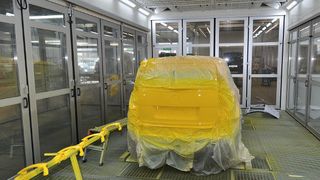 Nach der Lackierung mit einem der neuesten Klarlacke kann schon nach einer Trocknung von 10 bis 15 Minuten bei 40 Grad Celsius am Fahrzeug weitergearbeitet werden. (Sehon)
