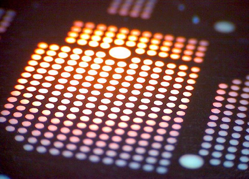 Peters: An Stand 354, Halle A2 und an Stand 343, Halle B3 präsentiert der Lackhersteller vom Niederrhein die Füllpaste ELPEPCB PP 2794. Auch die Vorzüge des Inkjet Lötstopplacks Elpejet IJ 2467 werden Ihnen gezeigt. (Bild: Peters)