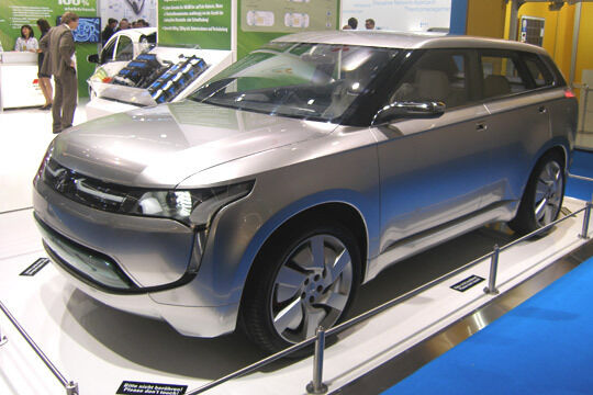Noch nicht im Verkauf ist dagegen der Concept PX-MiEV von Mitsubishi. Das Hybrid-SUV soll mit weniger als zwei Litern auskommen. (Archiv: Vogel Business Media)
