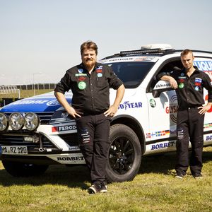 Off-Road-Champion Rainer Zietlow (Mitte) und sein Team auf der über 17.000 km langen Abenteuerfahrt vom Nordkap zur Südspitze Afrikas.