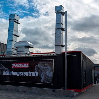 Das neue Schulungszentrum befindet sich in Schweinfurt und ist verkehrsgünstig nahe an den Autobahnen A70 und A7 gelegen. (Bild: Rosenow – VCG)