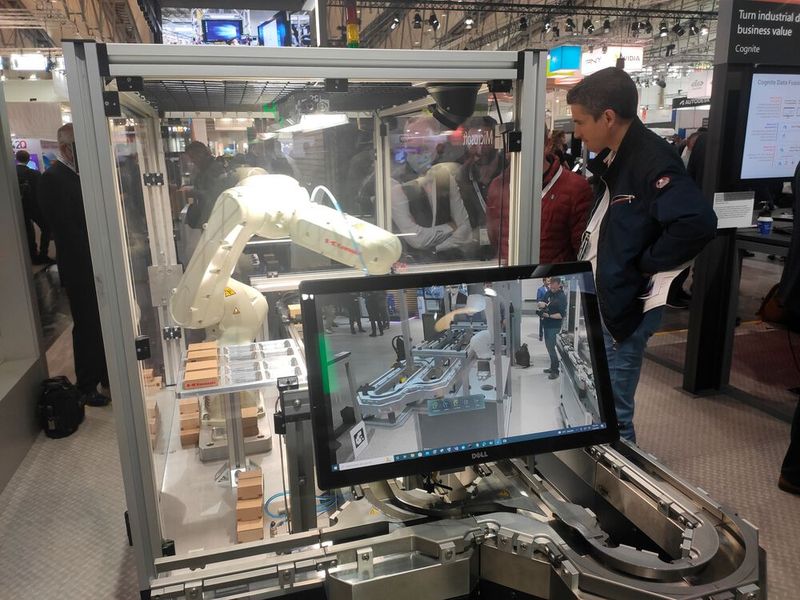 Bei Microsoft war ebenfalls eine Roboteranlage mit zugehörigem digitalen Zwilling zu sehen. Hier als Teil einer Metaverse-Demo mit Hololens. (Bild: Vogel IT-Medien)