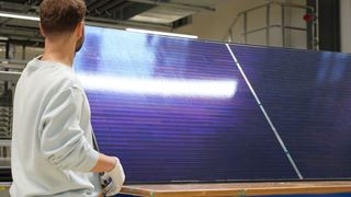 Das großflächige, sogenannte bifaziale 546-Watt-Perowskit-Silizium-Modul bei der Fertigung im Module-TEC des Fraunhofer ISE. Was diese Solarzellen für positive Auswirkungen haben, erfahren Sie im nebenstehenden Beitrag ... (Bild: Fraunhofer ISE)