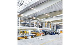 Blick in die Fertigungshalle von Hauser: Im Mittleren Bereich sind die Stanzmaschinen, die die erste Station in der Bearbeitung des Rohmaterials darstellen, aufgestellt. Die Produktionshalle des Blechlagersystems mit der Blechbearbeitungslinie wurde eigens für diesen Zweck erbaut. (Trafö)