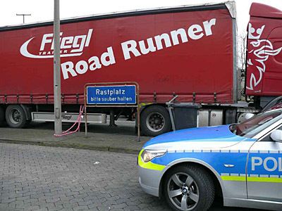 … wird der Auflieger von der Polizei an die Kette gelegt.
Bild: POL-VB/obs (Archiv: Vogel Business Media)
