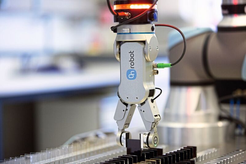 Der RG2-FT-Greifer von OnRobot verfügt über integrierte Sensorik in seinen Fingerspitzen. Dadurch kann er seinen Kraftaufwand präzise dosieren und Aufgaben übernehmen, die bislang menschliches Fingerspitzengefühl erforderten. (Schott / OnRobot)