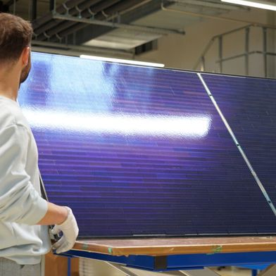 Das großflächige, sogenannte bifaziale 546-Watt-Perowskit-Silizium-Modul bei der Fertigung im Module-TEC des Fraunhofer ISE. Was diese Solarzellen für positive Auswirkungen haben, erfahren Sie im nebenstehenden Beitrag ... (Bild: Fraunhofer ISE)