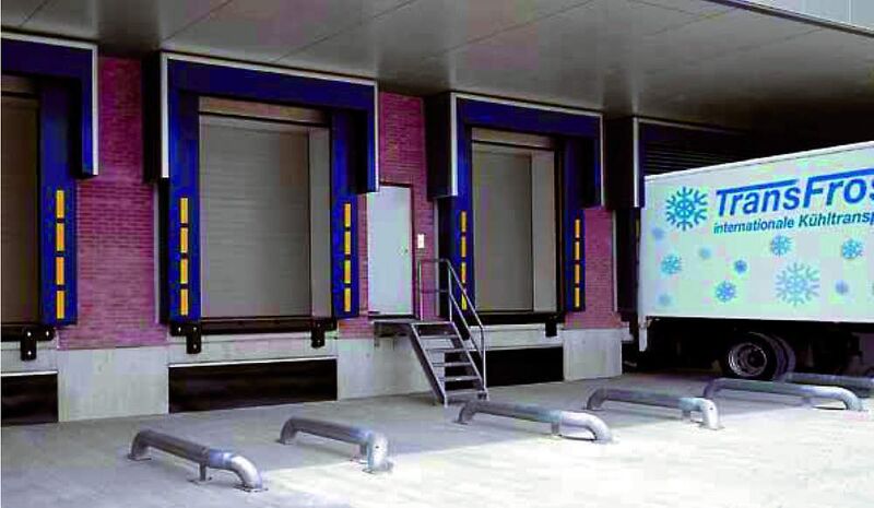 Ein Energiekosten sparendes Außentor für Kühllager in der Frischelogistik ist das Sectionaltor DPU. Es weist bei 80 mm Dicke einen Wärmedurchgangskoeffizienten von lediglich 0,7 W/(m2K) auf. (Archiv: Vogel Business Media)