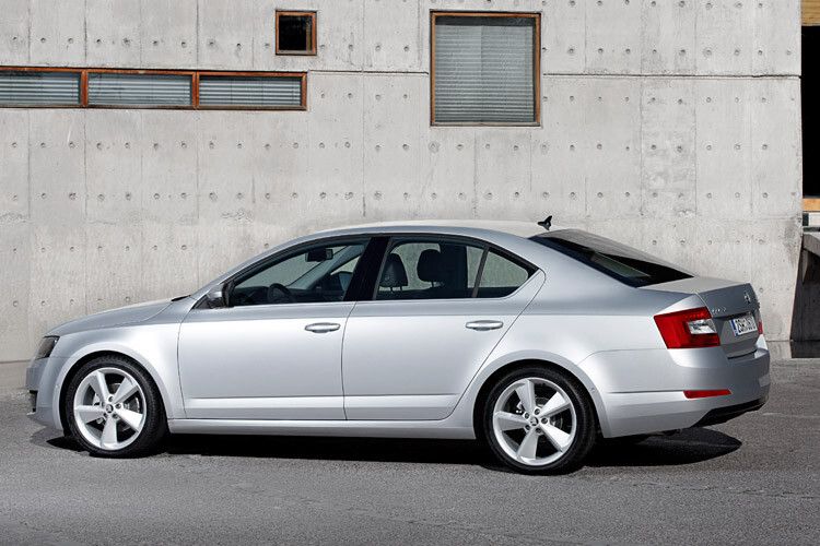 Die Limousine ist deutlich gewachsen – auch um Platz für die unterhalb angesiedelte Limousine Rapid zu machen. (Foto: Skoda)