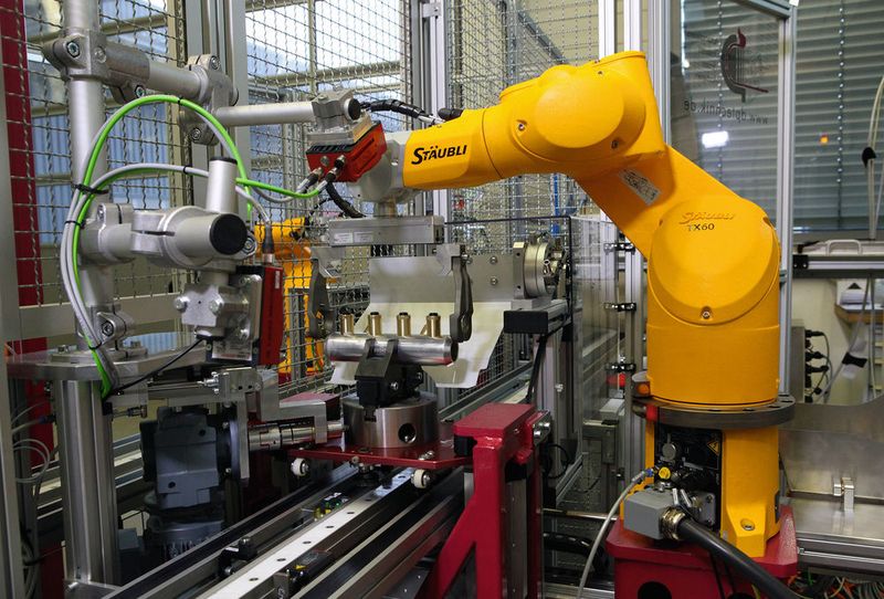 Der Sechsachser wird in der Station sowohl hinsichtlich seiner Reichweite als auch seiner Dynamik bis an die Leistungsgrenze gefordert. (Bild: Ralf Högel)