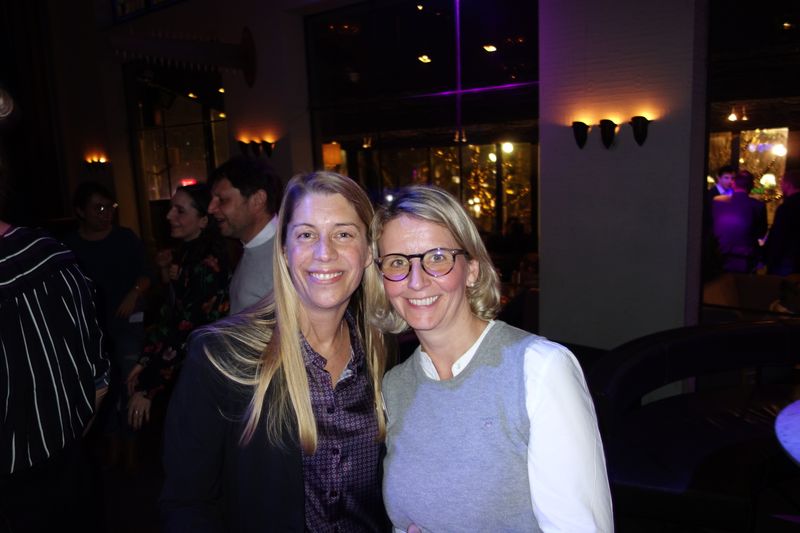 (l.) Verena Vorberger, Medium, und Stephanie Steen, IT-BUSINESS, frischen alte Zeiten auf. (Bild: IT-BUSINESS)