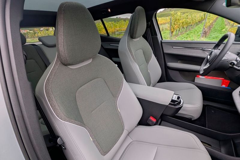 8. Die Materialwahl: Nachhaltigkeit wird bei Volvo groß geschrieben. Der schwedische Hersteller hat beispielsweise Leder bereits vor längerer Zeit aus dem Innenraum verbannt, einige Materialien sind biobasiert, andere haben einen hohen Recycling-Anteil. Die grau/grüne Polsterung des Testwagens bestand aus einem Mischung aus reycelter Wolle und Polyester.  (Bild: Mauritz – VCG)