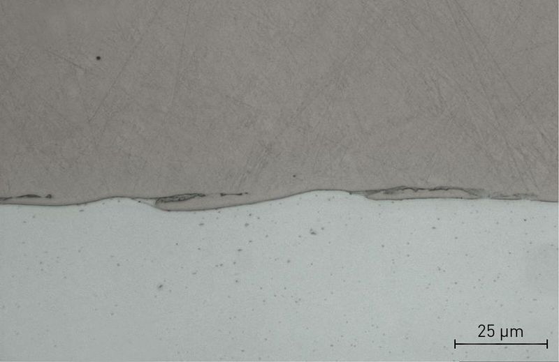 Bild 1: Schliffbild einer magnetimpulsgeschweißten Verbindung aus Kupfer und Aluminium mit deutlich erkennbarer Wellenformation im Fügebereich. (Fraunhofer-IWU)