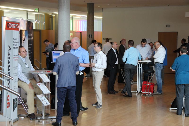 Impulsive Gespräch zwischen den Partnern und Besuchern (Vogel IT-Akademie)