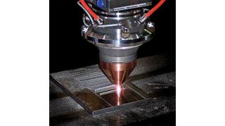 Das Pulverauftragschweißen mit Laser ermöglicht es, in präzisen Geometrien fein strukturierte Funktionsschichten aus härtbaren, zähen oder verschleißfesten Werkstoffen aufzutragen. Bild: Precitec (Archiv: Vogel Business Media)