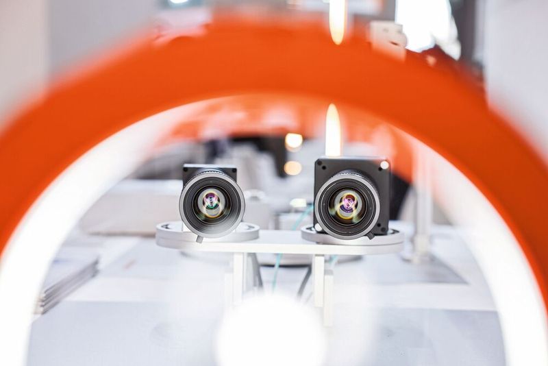 Technologie-Messe-Herbst in Stuttgart verspricht internationale Synergien: Die Vision 2026, Weltleitmesse für Bildverarbeitung, wird vom 6. bis 10. Oktober parallel zur Motek und EFX stattfinden. (Bild: Uli Regenscheit / Messe Stuttgart)