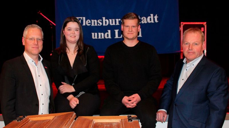 50 Nachwuchskräfte der Fachrichtungen Pkw- und Lkw-Technik sprach die Kfz-Innung Flensburg Stadt und Land frei.  Als Innungsbeste des aktuellen Jahrgangs wurden Jana Pöschel und Jakob Grabski (2. v. r.) ausgezeichnet. Es gratulierten der Hauptgeschäftsführer der Handwerkskammer, Björn Geertz (l.), und Obermeister Günther Brodersen (r.). „In beiden Prüfungszeiträumen, Sommer und Winter, haben die Teilnehmer überaus gute Ergebnisse erzielt. Wir sprechen von einer besonders hohen Erfolgsquote, was deutlich belegt, dass unser Ausbildungsprinzip richtig angelegt ist“, sagte Brodersen stolz.  Gefeiert wurde im Saal des Restaurants „Oase – Treffpunkt Mürwik“.  (Bild: Kfz-Innung Flensburg)