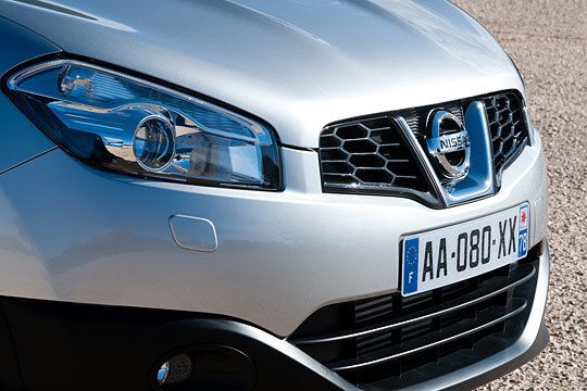 ... Motorhaube, Kotflügel, Kühlergrill und Scheinwerfer hat Nissan komplett überarbeitet. (Archiv: Vogel Business Media)
