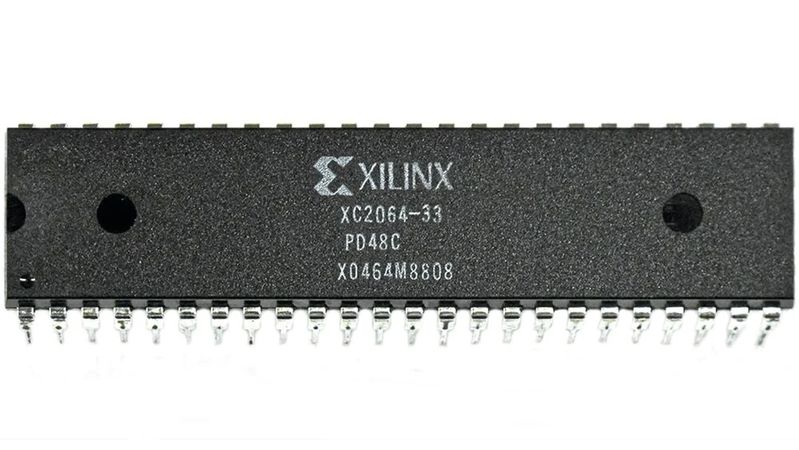 Der XC2064 bestand aus nur 64 Logikblöcken, von denen jeder zwei Look-up-Tabellen (LUTs) mit drei Eingängen und einem Register fassen konnte; nach heutigen Maßstäben etwa 64 Zellen und weniger als 1000 Gatter. Mit diesen bescheidenen Anfängen machten sich die zu diesem Zeitpunkt noch nicht FPGA genannten Bausteine daran, die Hardware-Enwichlung zu revolutionieren.(Bild:  Xilinx)