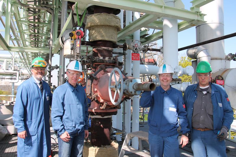 DasTeam aus der Rohrnetzabteilung um Thomas Zak (li.)hat alles geplant und organisiert. Mit dabei waren - unter vielen anderen - : Berthold Menne, Joachim Nohr und Klemens Stany-Schöfsky. (v.l.n.r.) (Bild: Infraserv Knapsack)