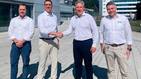 Andreas Lindemann, Geschäftsführer der Neura Mobile Robots (zweiter von rechts), schließt die Übernahme ab. Er und sein Managementteam haben umfassende Pläne für das fahrerlose Transportsystem von Bosch Rexroth. (Bild: Neura Robotics)