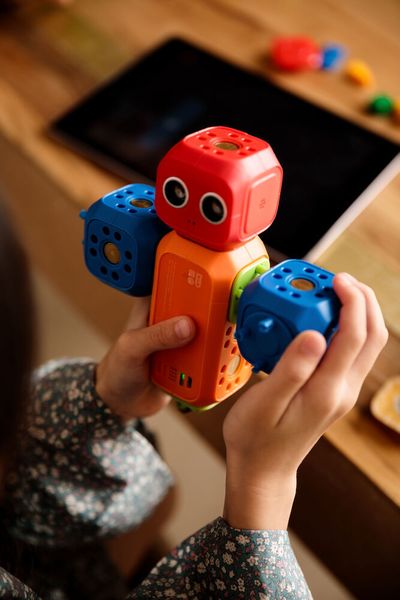 ...allein im deutschsprachigen Raum setzen mehr als 55 Schulen und Kindergärten das Spielzeug ein. (Robo Wunderkind)