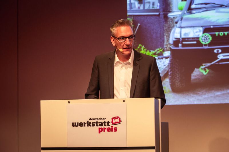 »kfz-betrieb«-Chefredakteur Wolfgang Michel moderierte die Veranstaltung. Für ihn stehen die Top-Ten-Betriebe stellvertretend für die vielen kreativen und individuellen Leuchttürme im Kfz-Gewerbe. (Bausewein)