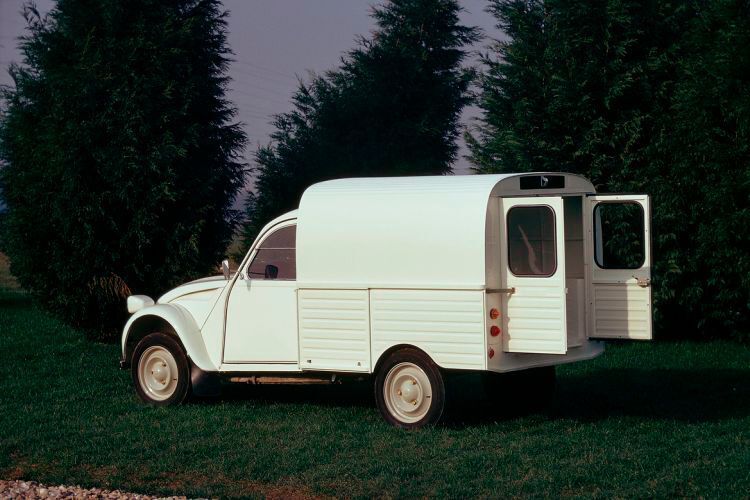 Die Fertigung des auch als „Kasten-Ente“ bezeichneten Lieferwagens wurde Mitte 1978 eingestellt. Im Sommer desselben Jahres nahm die Hochdachvariante der Entennachfolgerin Dyane, die Acadiane, ihren Platz ein.  (PSA)
