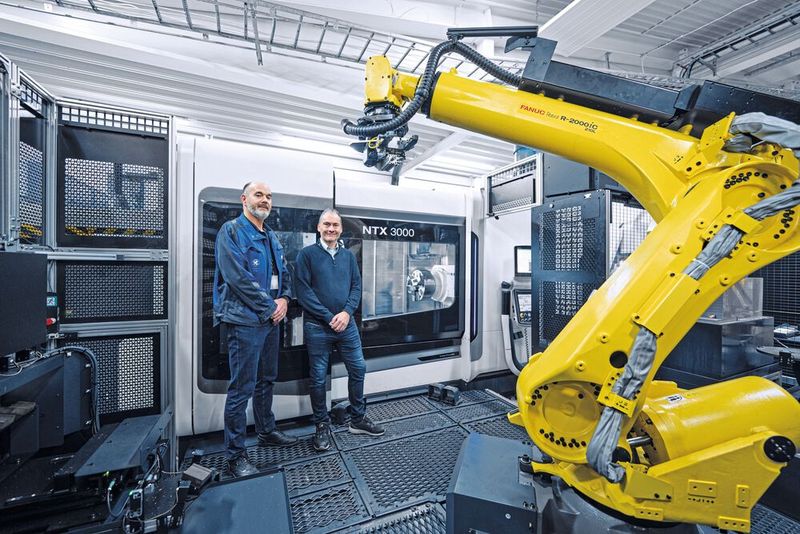 Magne Gøran Lyngstad (Vice President Process and Production Engineering) and Kjetil Hoem (Supervisor Investment Projects) in front of the Matrix cell with an NTX 3000. (Image:DMG Mori/Brunvoll)