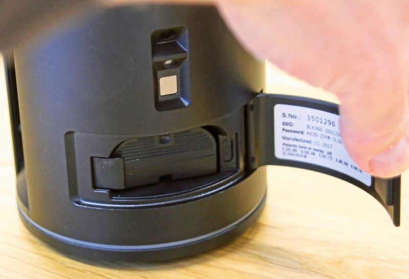 Der mit Feder und Schließmagnet versehene Batteriefachdeckel darf keine Erschütterungen verursachen. Dies wird durch einen raffinierten Dämpfungsmechanismus sichergestellt. (Bild: Klaus Vollrath)