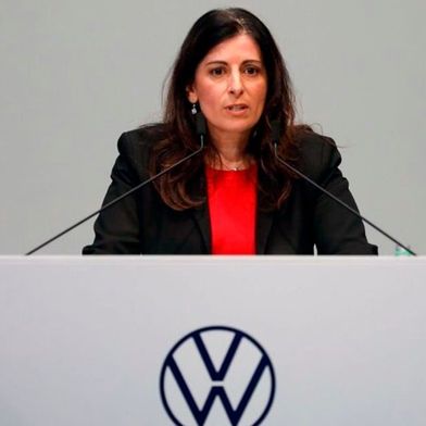 Seit Kurzem ist bekannt, dass Volkswagen durchaus an gepanzerte Unterstützungfahrzeuge für den Verteidigungssektor denkt, was aber noch keine konkreten Projekte bedeute. Es gelte eher als Vorfühltaktik. Betriebsratschefin Daniela Cavallo sieht das Thema auf jeden Fall als Chance. (Bild: dpa)
