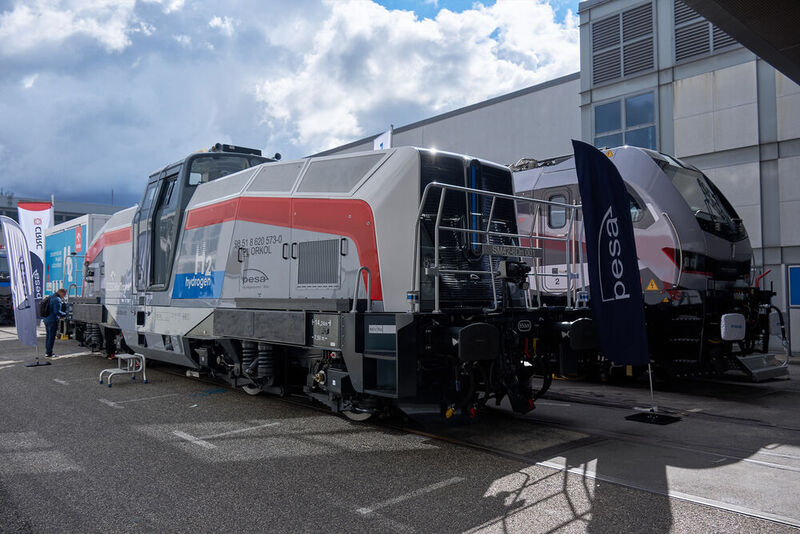 Die Wasserstofflokomotive SM42-6Dm von PESA und die EURO9000 Zweikraftlok von Stadler repräsentieren ebenfalls neue Antriebssysteme. (Bild: Richard Oed)