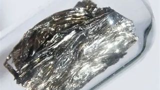 Chinas Kontrollen zum Export seltener Erden haben die Preise in die Höhe schießen lassen. Die Verteuerung trifft mit etwa 19 Prozent das Element Terbium am stärksten. Und als wäre das nicht schon übel genug, machen weitere Hü- und Hott-Spielchen von Donald Trump Kummer. (Bild: Minecrafter)