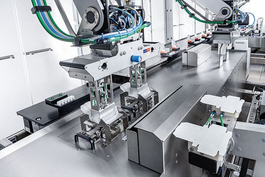 Mit Schutzelementen verkleidete Flächen sorgen dafür, dass Produkte zwischen den Prozessschritten nicht auf den Hallenboden fallen.(Bild:  Gerhard Schubert)