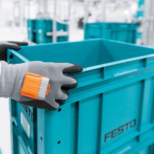 Die Routenzugfahrer können dank Pro-Glove beide Hände zum Be- und Entladen der Behälter zu nutzen und dadurch ergonomischer arbeiten. (Bild:  Festo AG & Co. KG)