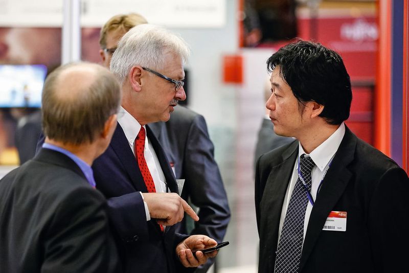 Wilfried Frewert, Director Marketing bei Fujitsu, mit Kollege Kenjiro Narikawa (Fujitsu)
