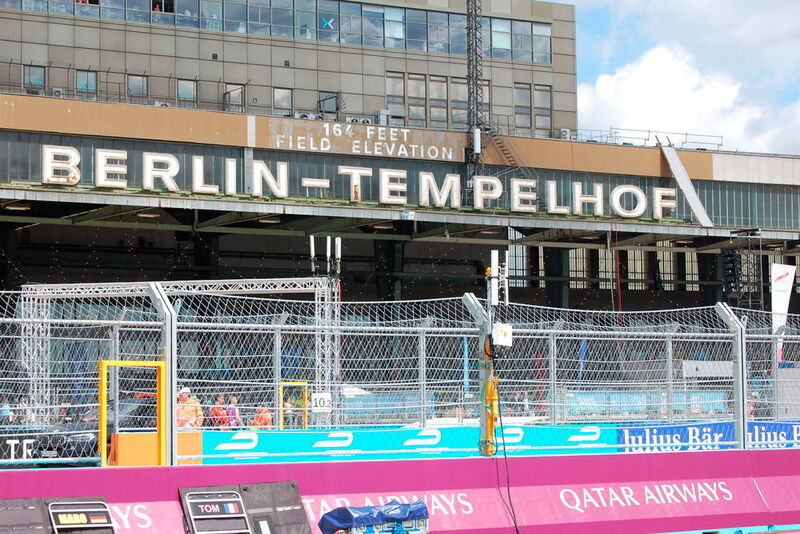 Alt trifft neu: Auf dem Gelände des ehemaligen Berliner Flughafens Tempelhof fand am vergangenen Wochenende bereits zum zweiten Mal ein Formel-E-Rennen statt. Im vergangenen Jahr wurde das Rennen direkt in Berliner ausgetragen. (Benjamin Kirchbeck)