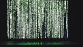 Egal, ob unverständliches Rauschen, Blackout oder Blue Screen - Unternehmen müssen einen Notfallplan haben, der auch dann noch funktioniert, wenn der Strom fehlt.  (gemeinfrai - Pixabay)