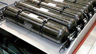 Das Omnibusdach dient als Plattform für die Wasserstofftechnik. Im Bild: das Wasserstoff-Tanksystem. ( Daimler)