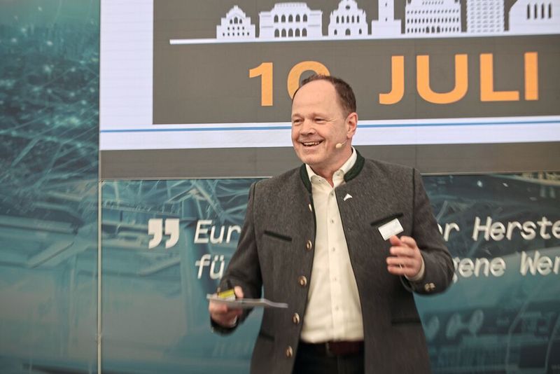 Andreas Gundel, Geschäftsführer der BavAiria e.V., dem bayerischen Cluster für Luftfahrt, Raumfahrt und Raumfahrtanwendungen, will die Kompetenzträger der Branche hierzulande stärker miteinander vernetzen, um die globale Wettbewerbsfähigkeit zu steigern.  (Bild: Maschinenmarkt/rw)