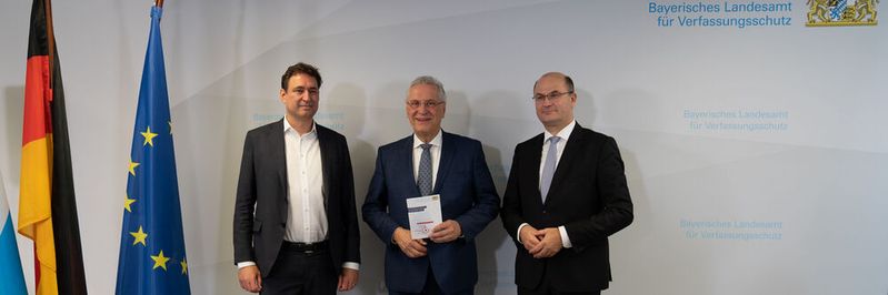 Innenminister Joachim Herrmann (M.) stellt gemeinsam mit Finanzminister Albert Füracker (r.) und Justizminister Georg Eisenreich (l.) neue Räumlichkeiten und den Cyberlagebericht 2022 vor Innenminister Joachim Herrmann (M.) stellt gemeinsam mit Finanzminister Albert Füracker (r.) und Justizminister Georg Eisenreich (l.) neue Räumlichkeiten und den Cyberlagebericht 2022 vor