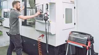 Das CNC-Bearbeitungszentrum X.Mill 700 HS von Knuth mit Mineralguss-Maschinengestell. (Tubus)
