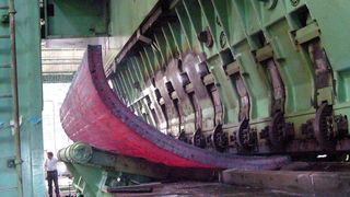 Bild 1: Blechbiege- und Kümpelpressen von Siempelkamp bringen eine Presskraft von bis zu 10000 t auf. (Archiv: Vogel Business Media)